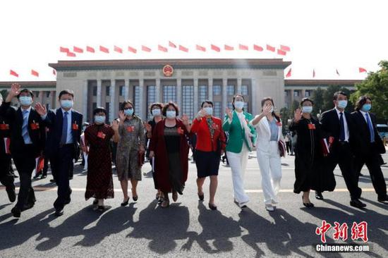 5月28日，第十三届全国人民代表大会第三次会议在北京人民大会堂举行闭幕会。图为闭幕会后，代表走出人民大会堂。 中新社记者 韩海丹 摄