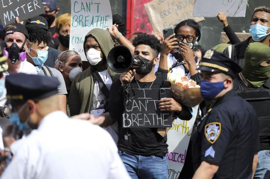 纽约民众抗议警察粗暴执法致非裔男子死亡