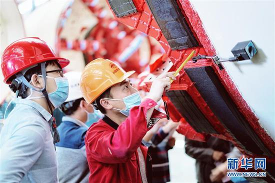 5月27日，中国铁建重工集团青年工程师进行盾构机检测试验。 新华社发（李佳仑 摄）