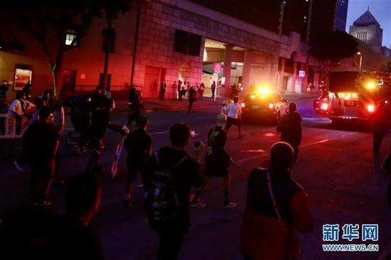  ▲5月29日晚，抗议者在美国洛杉矶街头游行示威。（新华社发）