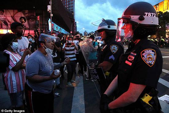 29日晚，纽约布鲁克林区，抗议者与警察对峙（getty images）
