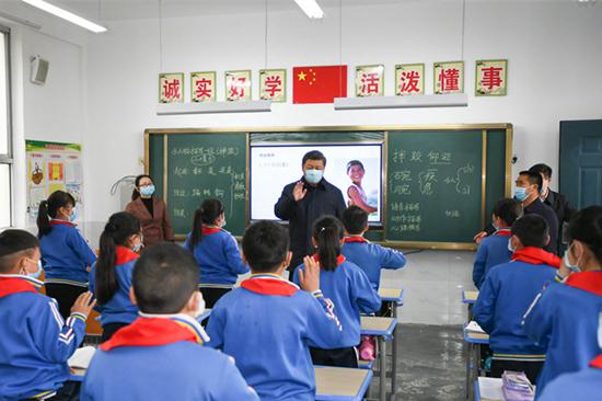  2020年4月21日，习近平总书记在陕西省安康市平利县老县镇中心小学考察。（图片来源：“新华视点”微博）