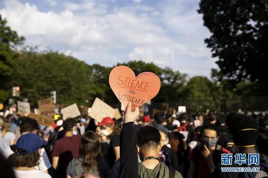 ▲6月2日，人们手举“沉默即是暴力”的标语在美国华盛顿白宫前抗议。新华社发（沈霆 摄）