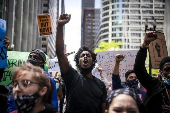5月30日，民众在美国芝加哥示威抗议警察暴力执法。图源：新华社