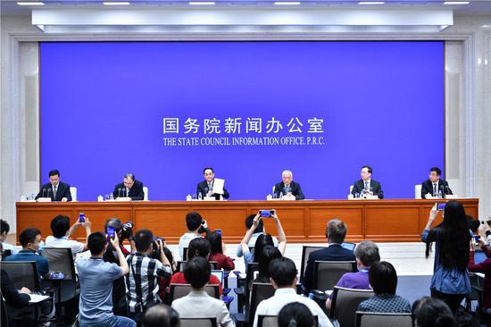 6月7日，国务院新闻办公室在北京发布《抗击新冠肺炎疫情的中国行动》白皮书，并举行新闻发布会。新华社记者 李鑫 摄