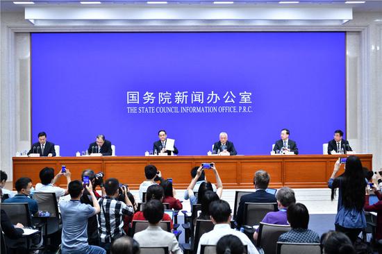 6月7日,国务院新闻办公室在北京发布《抗击新冠肺炎疫情的中国行动》白皮书,并举行新闻发布会。新华社记者 李鑫 摄