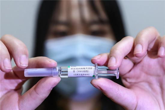  工作人员在国药集团中国生物新冠疫苗生产基地展示新型冠状病毒灭活疫苗样品（4月10日摄）。新华社记者 张玉薇 摄