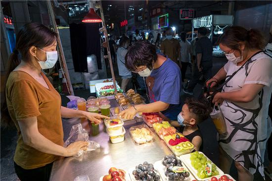 6月1日,市民在武汉保成路夜市消费休闲。新华社记者 熊琦 摄