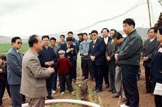 1997年4月，习近平在宁夏隆德县贫困农村调研。