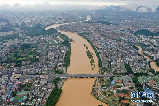 这是6月9日拍摄的广西桂林市区（无人机照片）。受持续强降雨影响，漓江桂林水文站于6月9日12时30分出现146.49米的洪峰水位，超警戒水位0.49米。新华社记者 陆波岸 摄