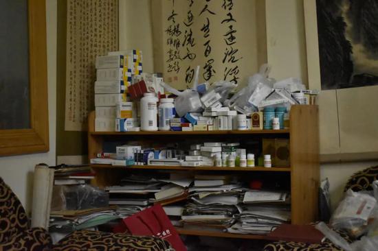  2019年10月，杨维骏家中会客室角落堆放的药盒。新京报记者 张惠兰摄