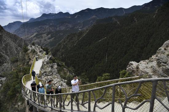 △市民在贺兰山国家森林公园（新华社记者冯开华 摄）