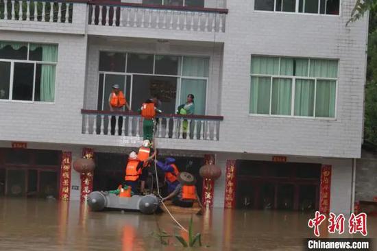 图为暴雨致贵州多地受灾，消防员开展救援。贵州消防 供图
