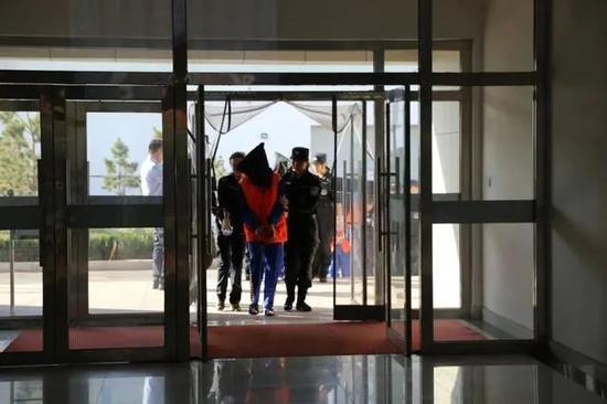 教师变身黑老大 他组织卖淫上万人次 保护伞达百