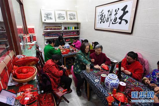 　　在江苏徐州潘安湖国家湿地公园内的香包工作室，徐州香包传承人王秀英与村民们一起制作香包（2018年1月17日摄）。新华社记者 季春鹏 摄
