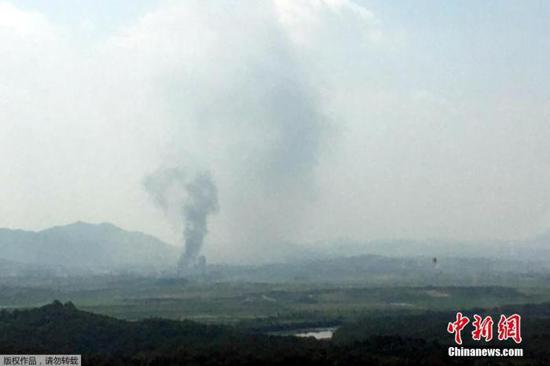  当地时间6月16日，朝韩联络办公室所在地的朝鲜开城工业园内升起一股浓烟。据韩媒报道，韩国统一部证实，位于朝鲜开城工业园内的朝韩联络办公室被爆破。