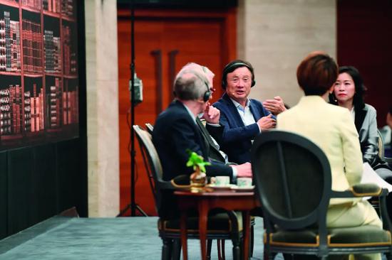  2019年6月17日，华为公司创始人、CEO任正非（左二）与美国学者内格罗蓬特（左一）在深圳总部就“技术、市场和企业”主题进行对话。任正非称，只有全球化合作才能让更多人享受科技成果。图/新华