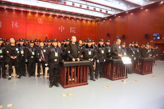 “黑老大”变身“知名记者”？真相曝光！