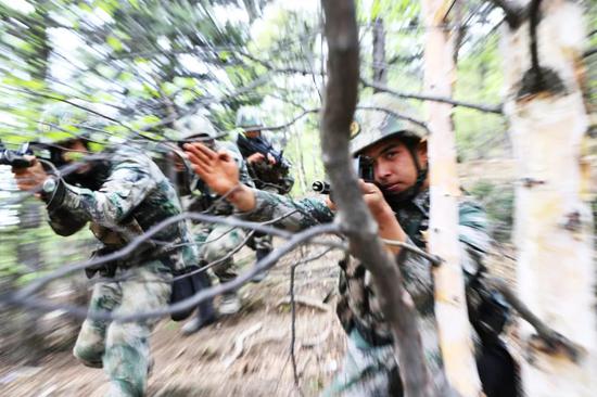进攻!西部战区装甲步兵高原协同作战(图)插图(6) ▲占领出发阵地