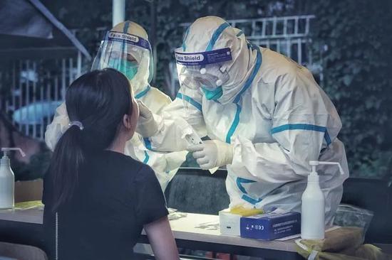 深夜10点的北京采样现场，一位小女孩做起了手语