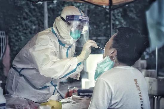 深夜10点的北京采样现场，一位小女孩做起了手语