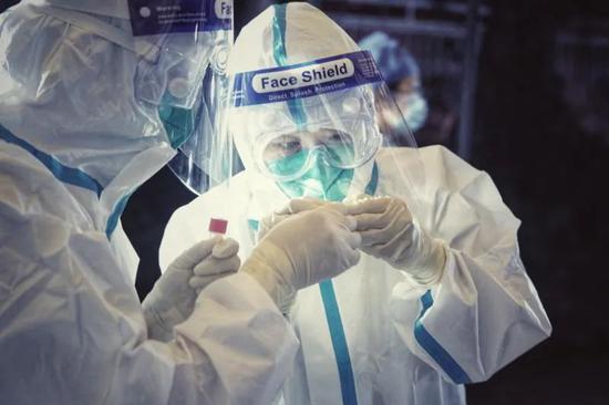 深夜10点的北京采样现场，一位小女孩做起了手语