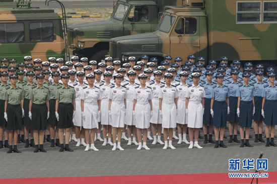 穿07式预备役陆海空军夏常服的女预备役军官。