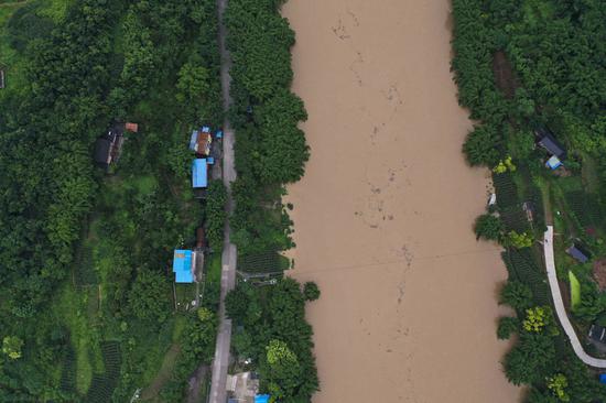 ↑6月下旬，綦江重庆段出现80年以来最大的洪水。这是6月22日在綦江五岔水文站上空拍摄的画面（无人机照片）。新华社发（向进 摄）