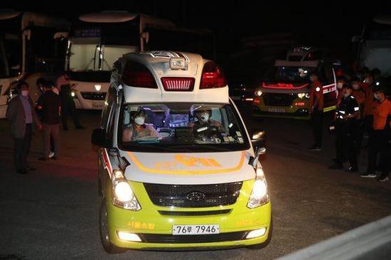 7月9日下午接到首尔市长朴元淳的失踪报案后，警方在首尔城北区城北洞家具博物馆设立搜寻指挥中心，图为两辆119救护车正在紧急出动。图源：《中央日报》