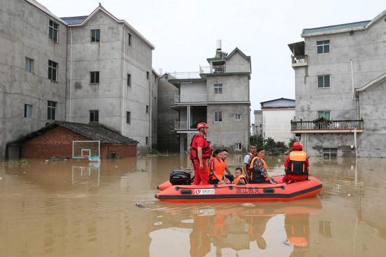 救援队在当地救援。