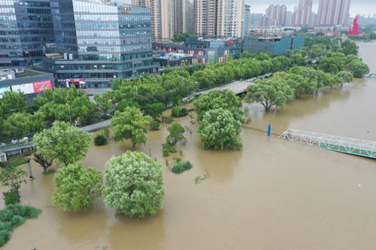 连日来，江苏主要江河湖水位持续上涨。7月13日16时30分，长江南京潮水位站最高潮位达10.1米，超警戒水位1.4米。新华社记者 季春鹏 摄