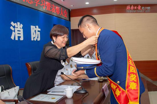 农国切被付与“海南青年五四奖章”