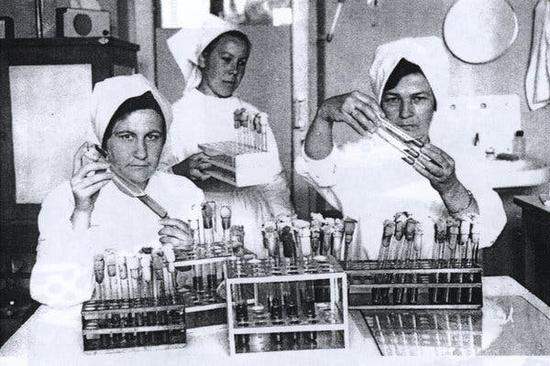 20世纪50年代末,苏联一个鼠疫防疫中央的科学家们 图据《纽约时报》