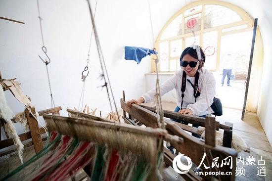 游客在体验崔家寨的织坊。陈立庚 摄