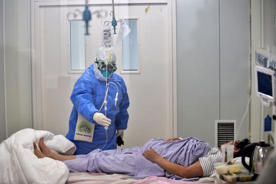 6月16日，在北京地坛医院隔离病房内，护士检查患者输液情况。新华社记者 彭子洋 摄