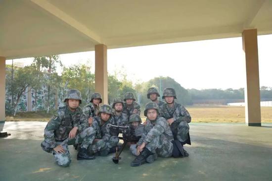 『搬砖男孩』“搬砖男孩”国防科大毕业后主动申请赴疆