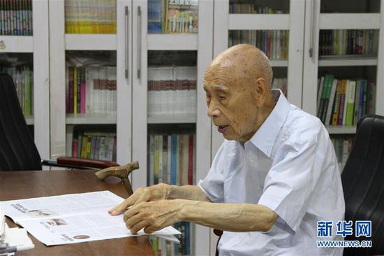 在位于北京市朝阳区的东方综合养老院，林子和老人在图书室阅读（8月20日摄）。新华社发