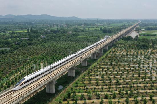 列车在商合杭高铁浙江安吉县境内行驶（6月28日摄，无人机照片）。新华社记者 黄宗治 摄