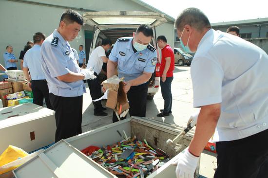 北京公交警方集中销毁气某、子弹等危险物品2.8万件