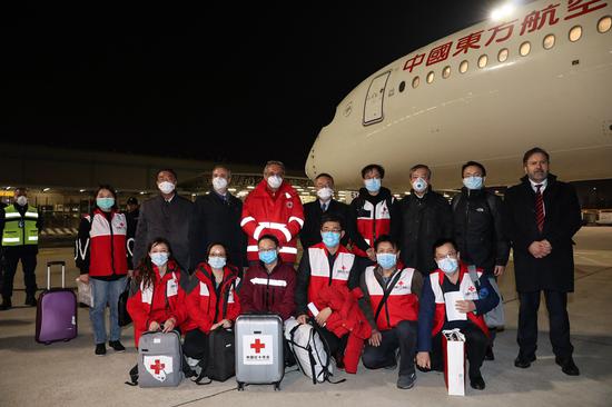 3月12日，由国家卫生健康委员会和中国红十字会共同组建的抗疫医疗专家组抵达罗马，并带来部分中方捐助的医疗物资。新华社