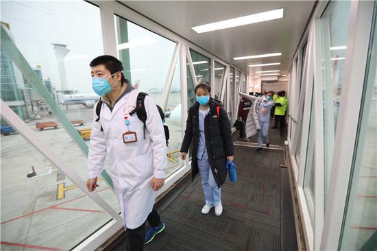 2月2日，四川医疗队队员抵达武汉天河机场。新华社发（陈晓东 摄）