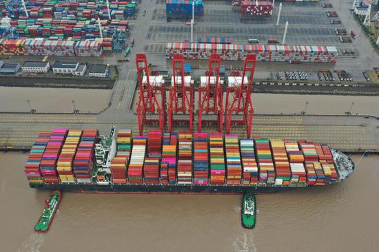 一艘货轮停靠在宁波舟山港穿山港区集装箱码头（2月26日摄）。新华社记者 黄宗治 摄