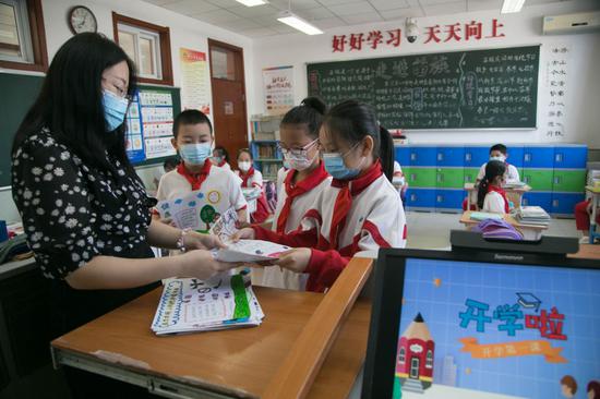 2020年9月7日，北京市小学二、三、四年级的学生返校开学。受新冠肺炎疫情影响，今年北京市中小学、幼儿园实行分批、错峰开学。新华社发（侯继庆 摄）