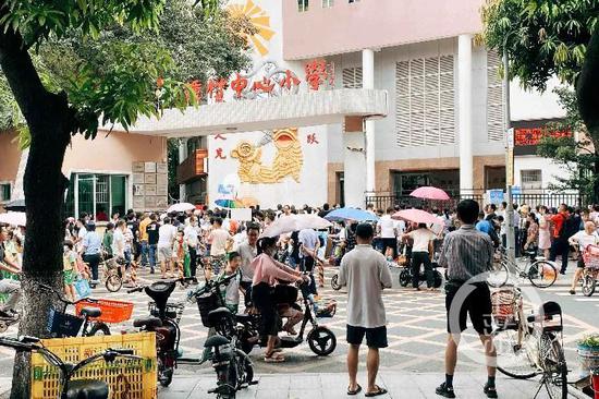 9月21日,广州番禺钟村中心小学,不少家长聚集在校门口接孩子放学.