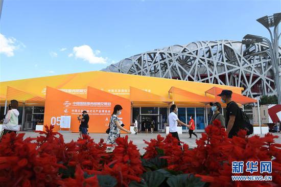 观众在位于北京奥林匹克公园中轴景观大道的2020年中国国际服务贸易交易会专题展区参观（9月9日摄）。新华社记者 鲁鹏 摄