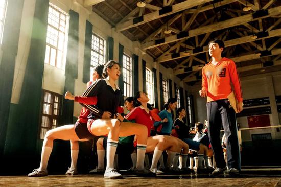 电影《夺冠》展现青年陈忠和陪练经历。