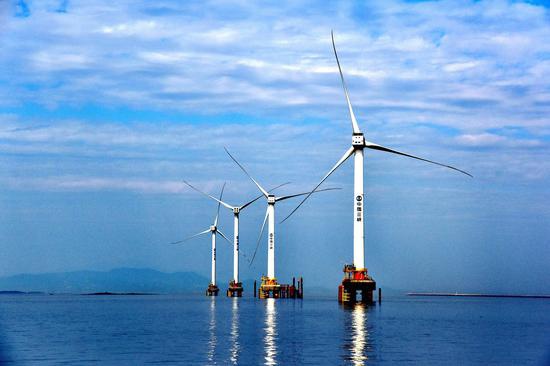 中国长江三峡集团在福建省建造的海上风力发电机 长江三峡集团图