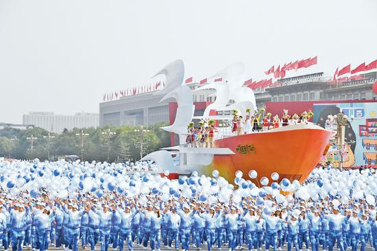  2019年10月1日上午，庆祝中华人民共和国成立70周年大会在北京天安门广场隆重举行。这是群众游行中的“扬帆远航”方阵。 新华社记者 李欣/摄