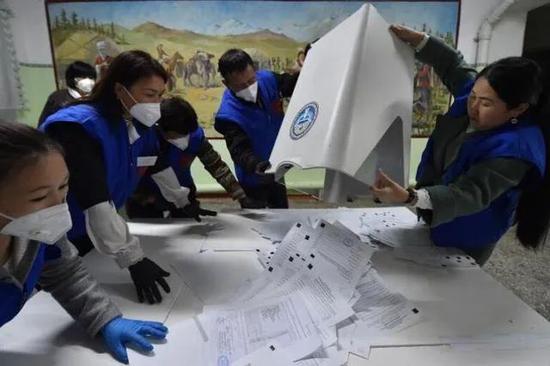 当地时间10月4日，吉尔吉斯斯坦地方选举委员会成员清空投票箱以计票