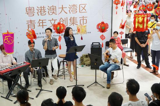 青年创客在广州市北京路步行街青年宫参加文创集市活动（10月1日摄）。新华社记者 刘大伟 摄
